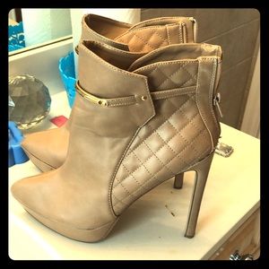 Nice beautiful Tan heels with gold buckle!